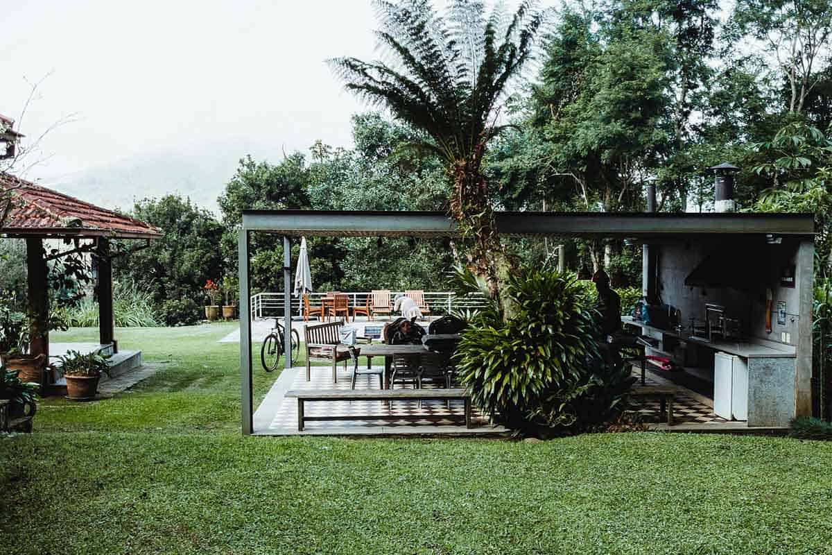 2. Bucatarii De Vara La Tara   Bucatarie In Curte, Palmier, Copaci, Bicicleta, Mobila